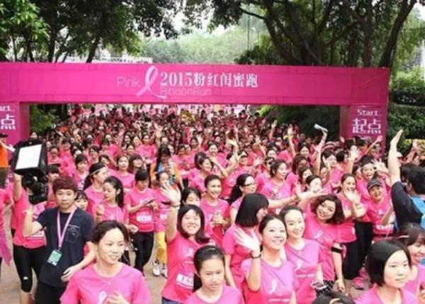 在梁峰看来,粉红女子跑是悦跑圈2015年最成功最具影响力的公益马拉松。不久之后,悦跑圈粉红女子跑便受到竞品效仿。“对方在前期宣传的过程中,所用的图片竟然出现了使用悦跑圈的粉红活动照片,而且服装、比赛设计等相似程度非常高。”对于竞品的模仿,梁峰流露出些许无奈。