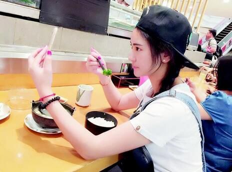 图为:女主播小团纸在马来西亚直播吃饭